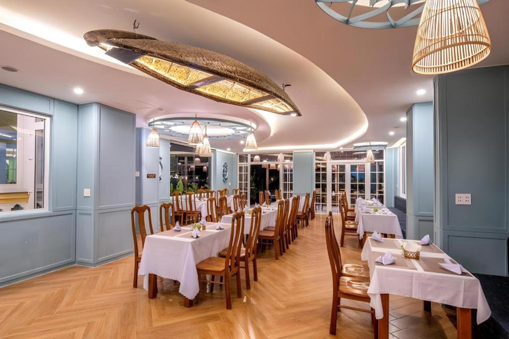 Triple Riverside Khách sạn 3*