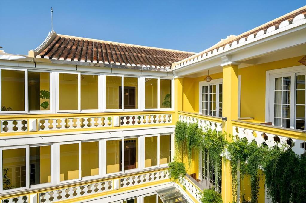 Triple Riverside Khách sạn 3*