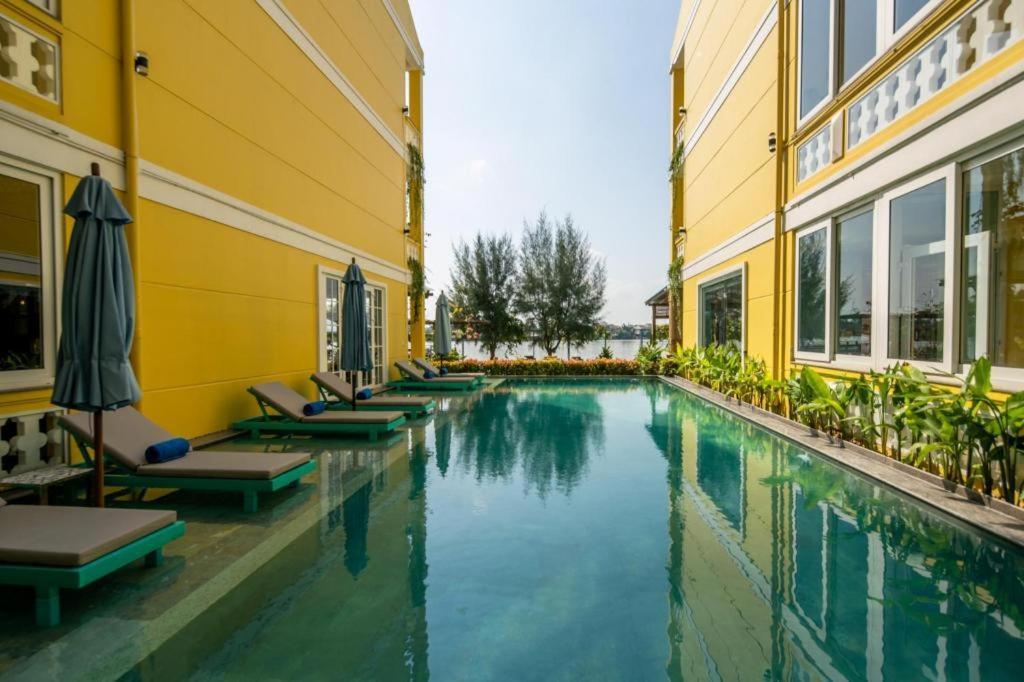 Triple Riverside 3*