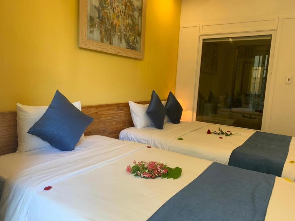 Khách sạn Triple Riverside 3*