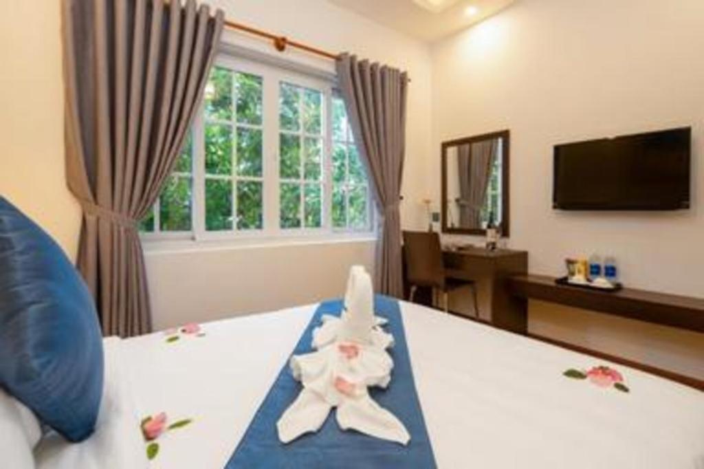 Khách sạn Triple Riverside
