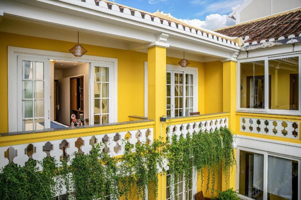 Khách sạn Triple Riverside 3*